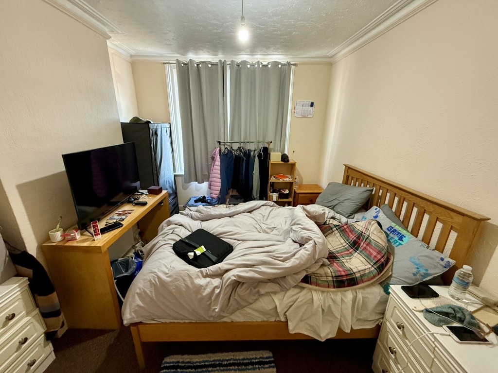 Lot: 123 - FREEHOLD BLOCK OF TWO FLATS FOR INVESTMENT - Ground floor - Bedroom